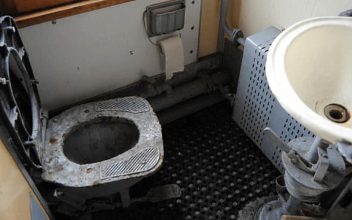 Жүрексіз жан: Қарағандыда жас әйел пойызда босанған сәбиін дәретханаға ағызып жіберген