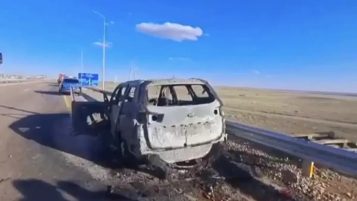 «7 адам тірілей жанып кетті»: жолда асыққан автобус қоршауға соғылып, отқа оранды