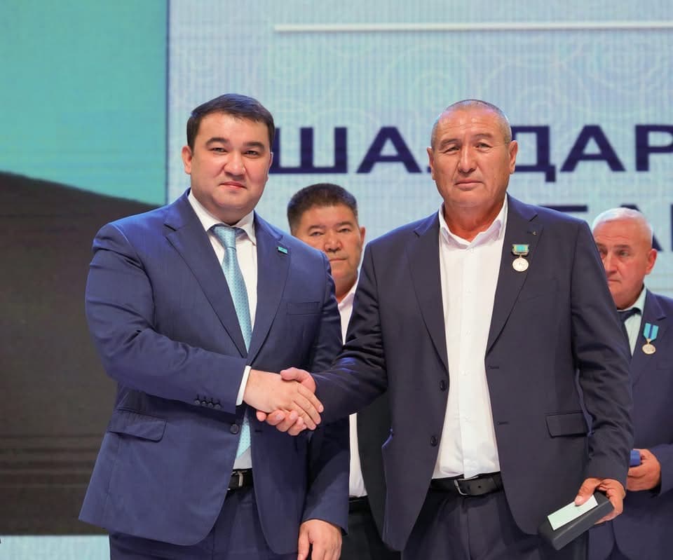 Нұралхан Көшеров ветеринария саласының өкілдеріне 85 көліктің кілтін табыстады