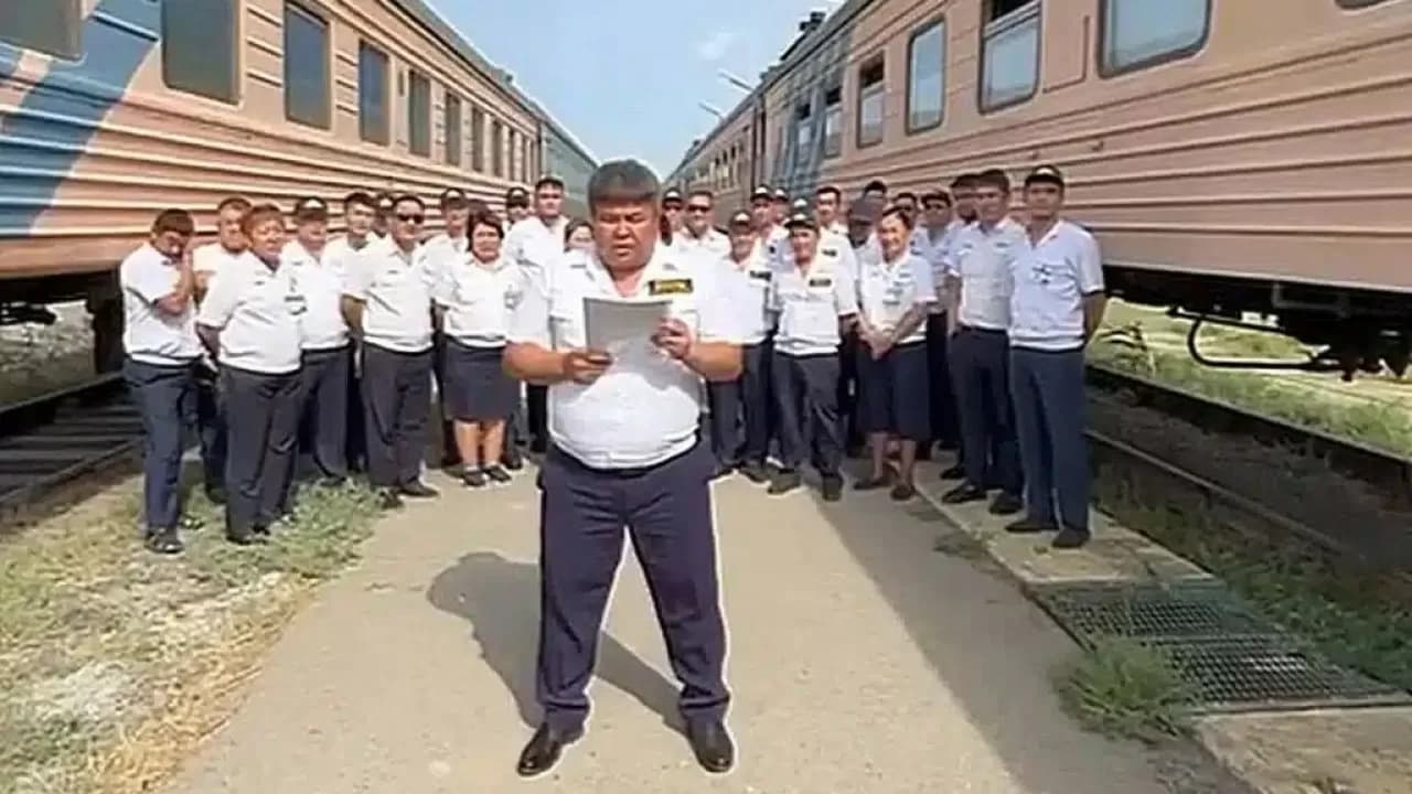 «Ақша қысқарып, жұмыс көбейді»: Маңғыстау-Ақтөбе пойызының жолсеріктері Президентке үндеу жасады (ВИДЕО)