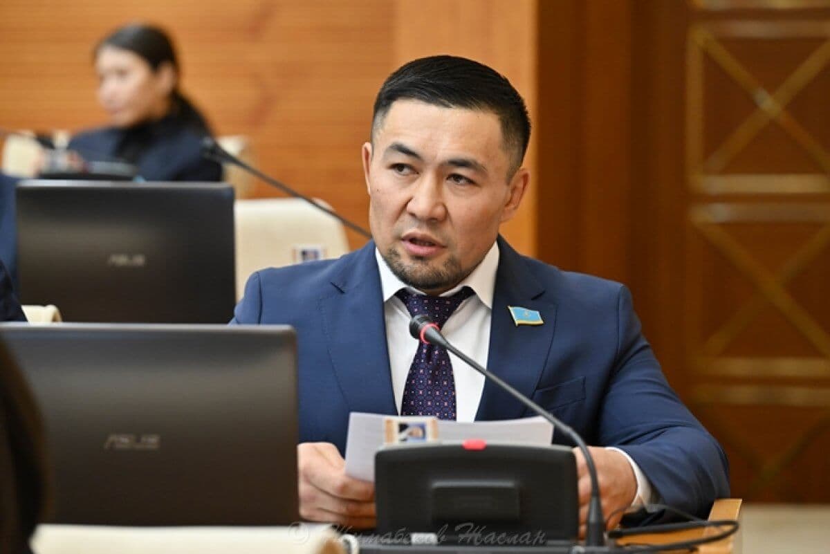 «Санасы өспей қалған»:  Парламентте анасын құттықтаған Ардақ Назаров қисынсыз қылығымен тағы сынға қалды (ВИДЕО)
