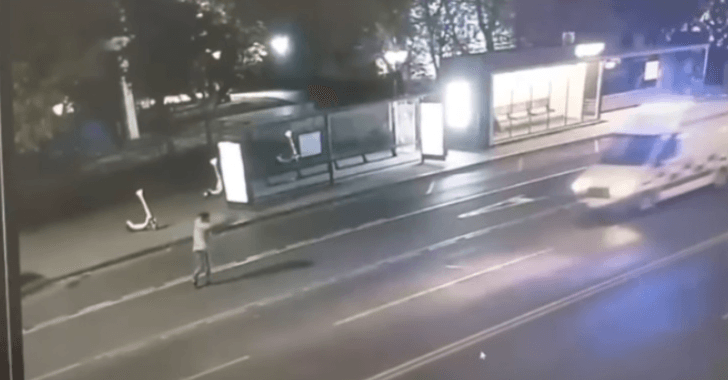Пьяный мужчина разбил стекло машины скорой помощи