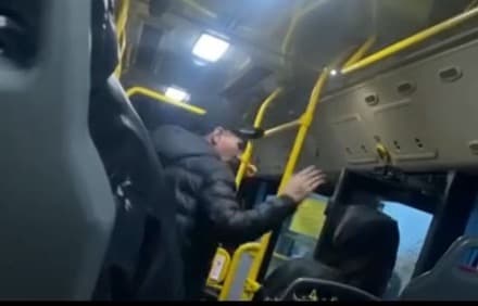 Мас ер адам автобуста кішкентай қызды ұрып жіберген