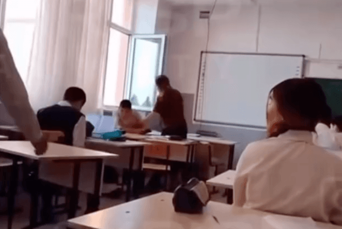 «Ұстаздың шыдамы таусылды ма»: Алматы облысында мұғалімнің оқушыларды сабап жатқан видеосы тарады (ВИДЕО)