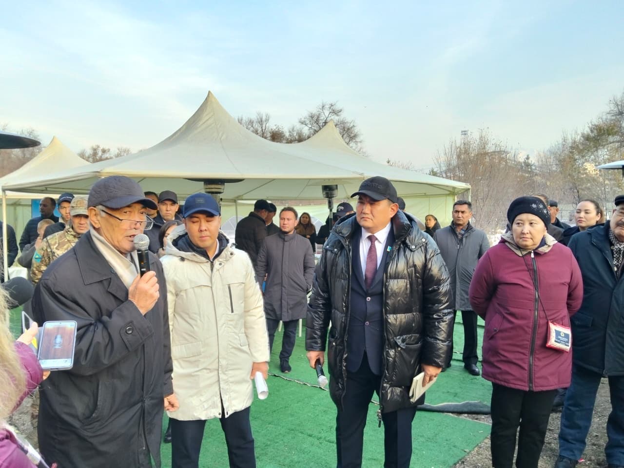 «Бір де бір заңсыздық таппадым»: Алматыда халықпен кездескен Бақытжан Базарбек құрылыс дауына қатысты пікір білдірді
