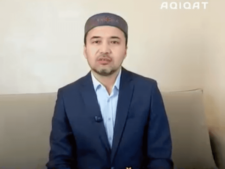 «Надандық»: Исламтанушы хиджабын шешетінін жария түрде хабарлайтын блогерлерге ескерту жасады