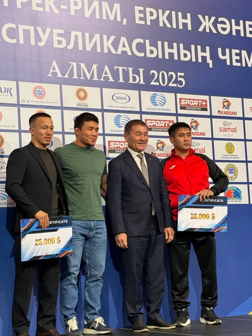 Әлем чемпионына пәтер, сенсация мен жеңіс: Алматыда күрестен Қазақстан чемпионаты басталды