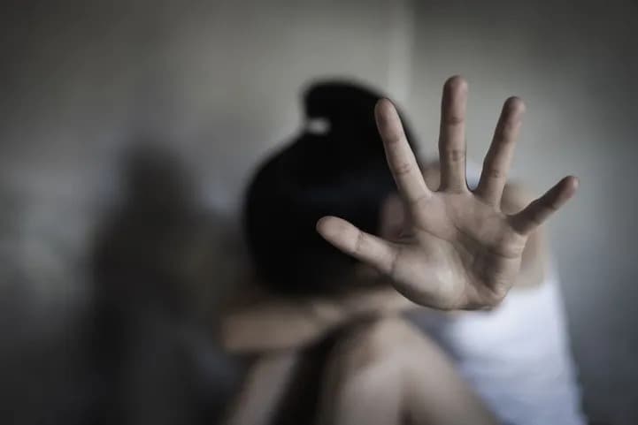 «На руке ребёнка канцелярским ножом была вырезана оскорбительная надпись»: В Актау расследуют издевательства над школьницей
