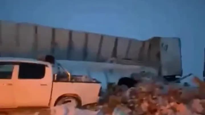 Зимняя «раздача» йогурта: грузовик перевернулся, водитель раздал товар прохожим