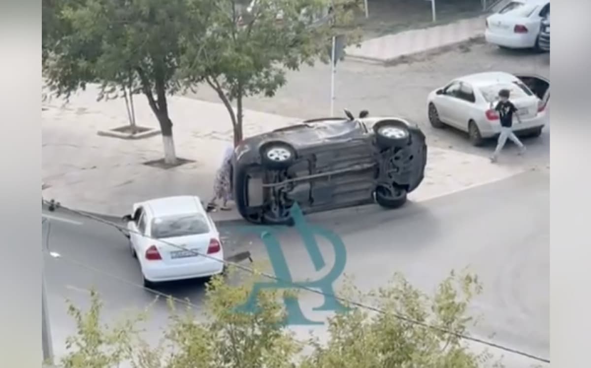 Пожилая женщина помогла вернуть на колёса перевернувшийся Hyundai в Атырау