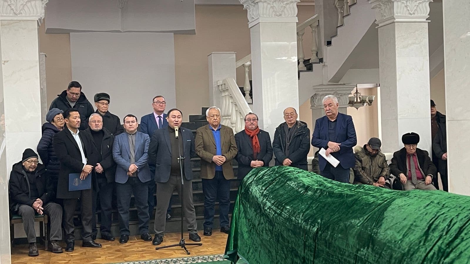 «Бізге кішкене ренжіді ғой»: қазақтың «Қожасын» бір топ адам ақтық сапарға шығарып салды