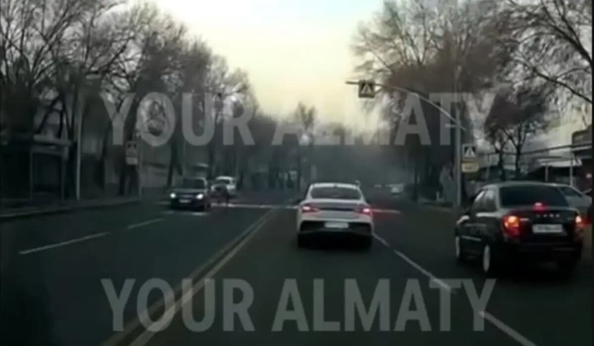 Женщину сбили на пешеходном переходе в Алматы (ВИДЕО)