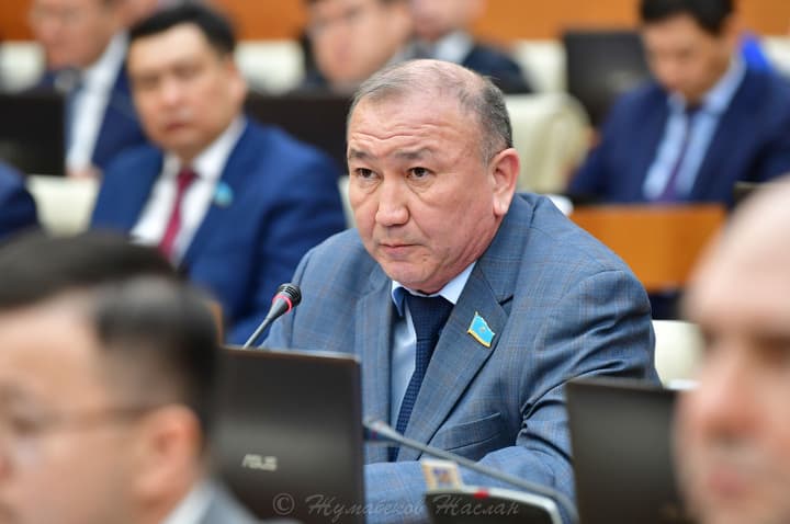 В Казахстане предложили усилить контроль за финансированием политических партий