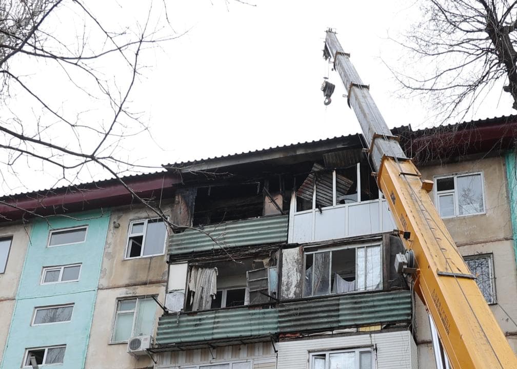 Таразда көпқабатты үйден шыққан өрттен кейін төтенше жағдай жарияланды
