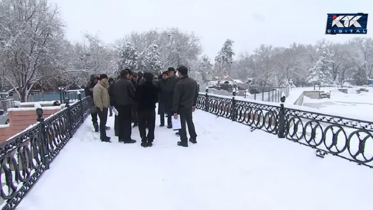 «Шефа нет, денег нет»: в Алматы строители реконструкции БАК и Сайрана с сентября не получают зарплату