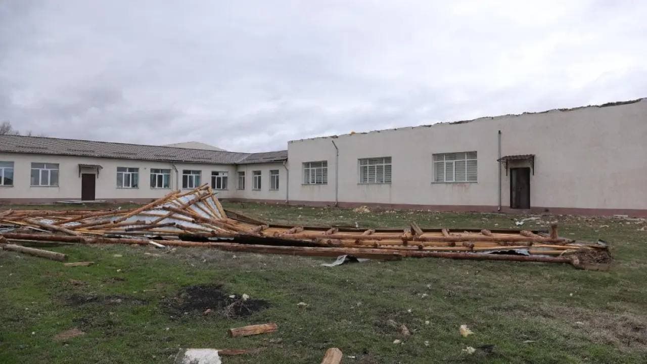 Қатты дауыл 56 үйдің шатырын ұшырды: Жамбыл облысында ТЖ жарияланды