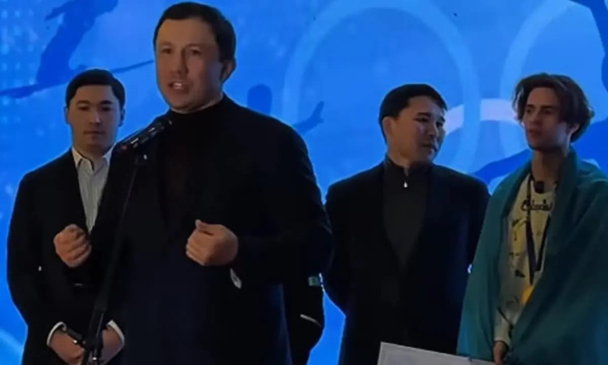 Головкин әуежайдағы жанкүйерлерге: «Телефонды қойып, чемпионға қол соғыңыздар»