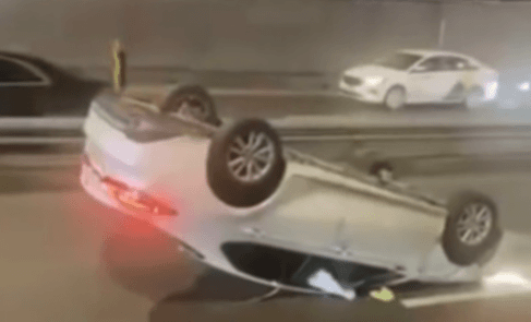 В Алматы Toyota Camry врезалась в ограждение и перевернулась