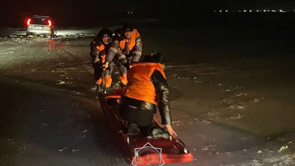 Автомобиль с двумя женщинами провалился под лед на Капшагае (видео)