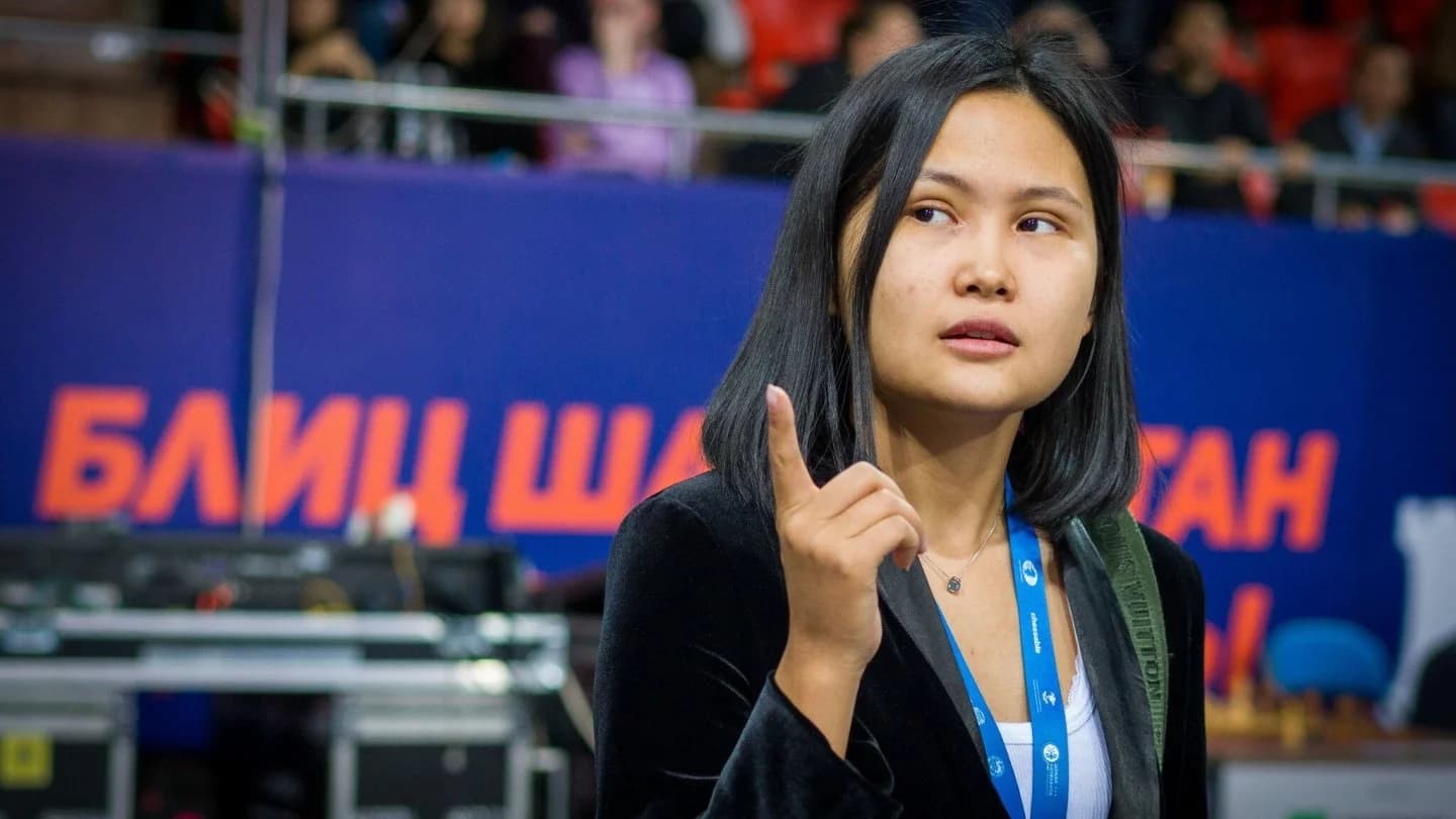 Бибісара Асаубаева ресейлік әлем чемпионын тізе бүктірді