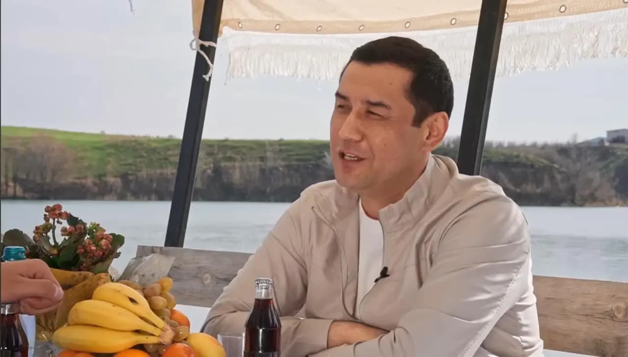 Әкем ініммен бірге сотталды: белгілі әнші отбасымен бірге есірткіге тәуелді болғандарын айтты