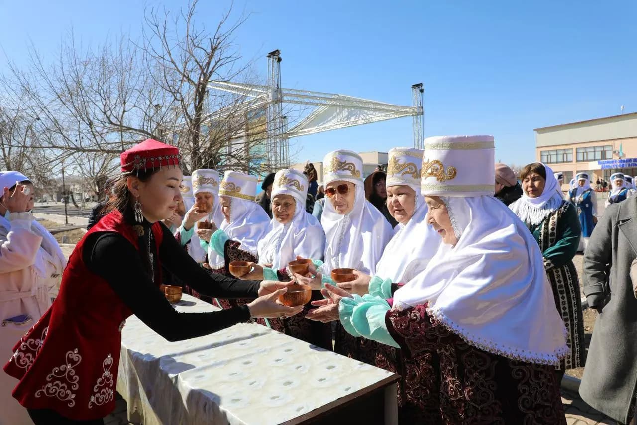 Жалағашта Көрісу күні: тұрғындар төс қағысып, үлкендерден бата алды