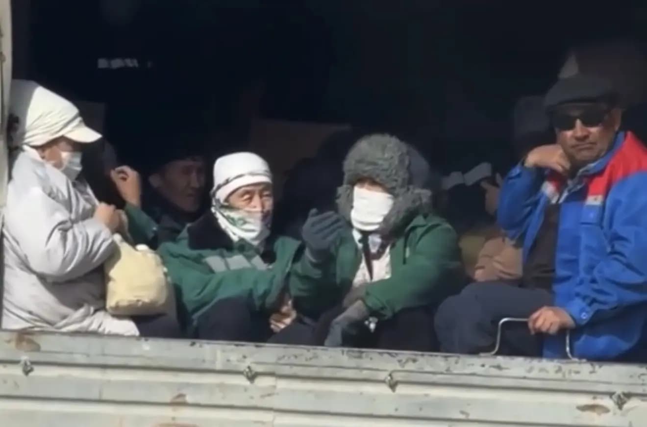 В Актау коммунальщиков перевозили в кузове «ГАЗели»: видео вызвало возмущение казахстанцев