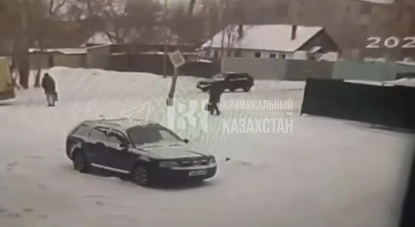 Қарағандыда әйелдің үстіне бағана құлап, қаза тапты