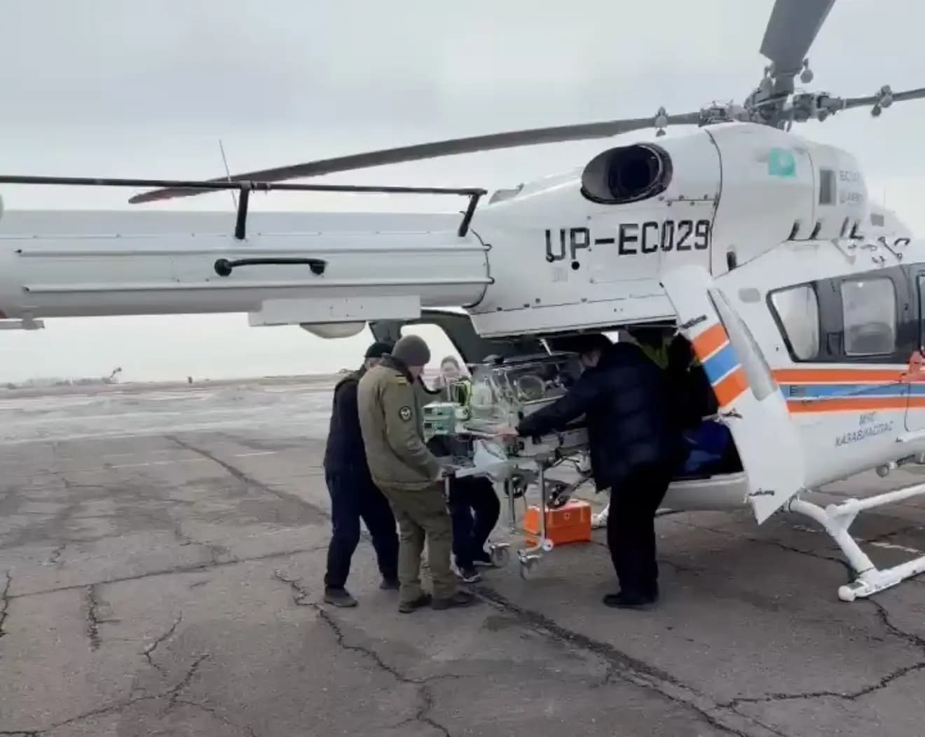 Новорожденных двойняшек экстренно доставили в Павлодар вертолётом МЧС