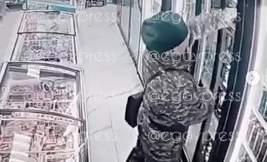 «Айлығын көбейтіңдер»: Алматыда сарбаздың дүкеннен сыра ұрлаған сәті камераға түсіп қалды