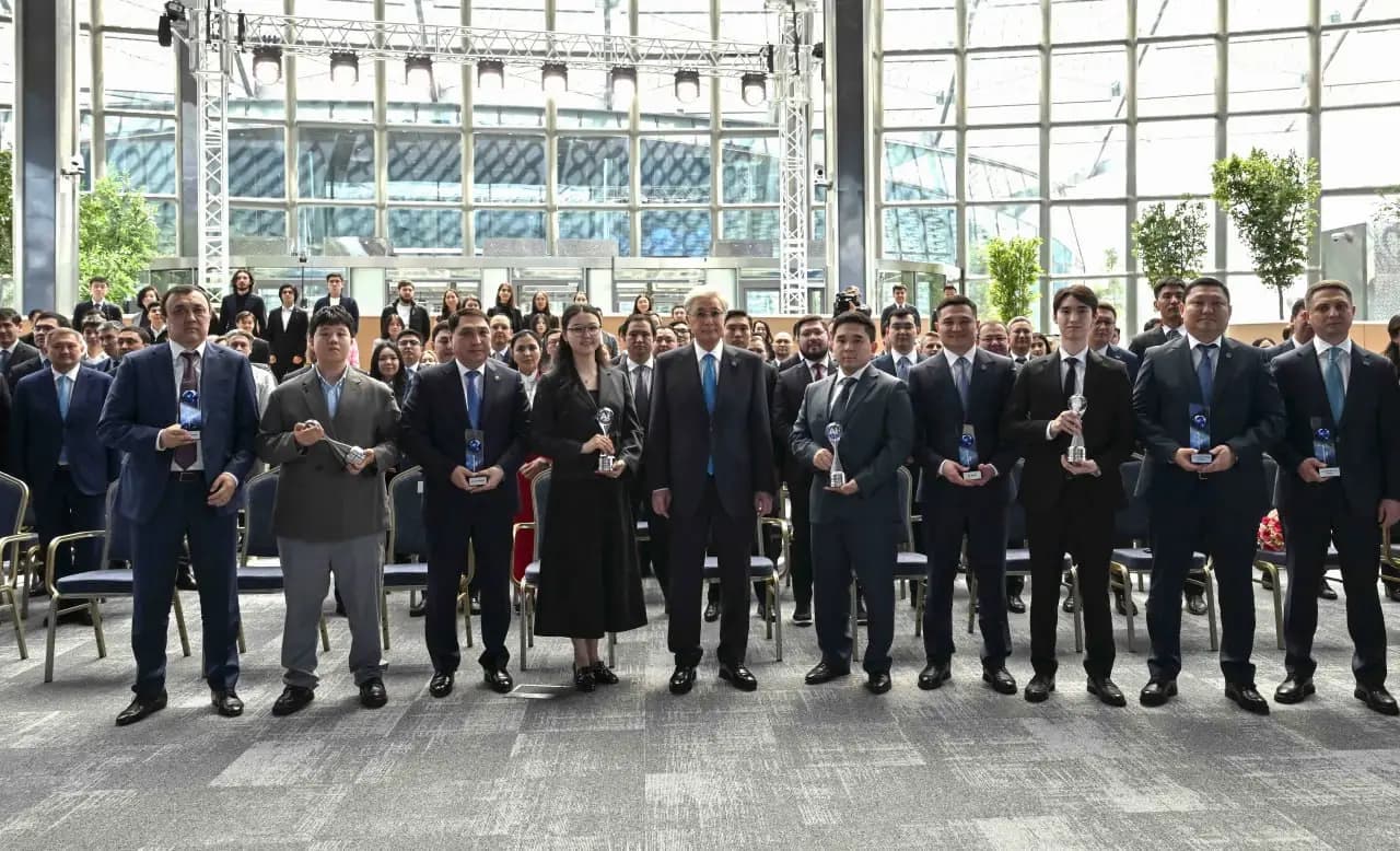 President awards winners of national competitions in AI