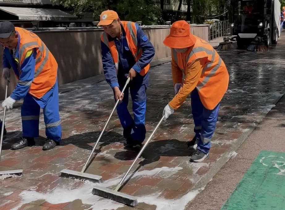 Как за границей: в Алматы начали мыть дороги с шампунем