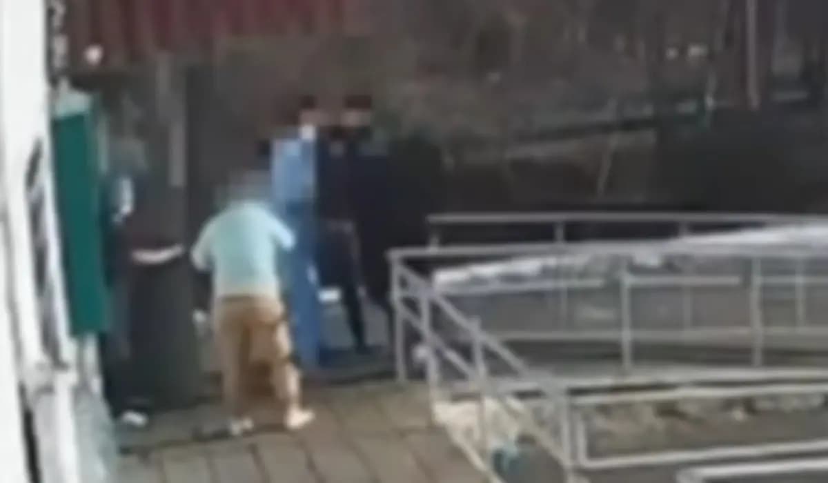 В Экибастузе трое мужчин избили врача и медсестру