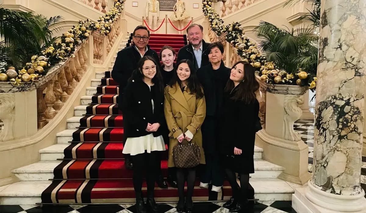 Шексіз біліміне тәнті болдық: Мұхтар Құл-Мұхамед қызының кезекті рет диплом алғанын Лондонда тойлады