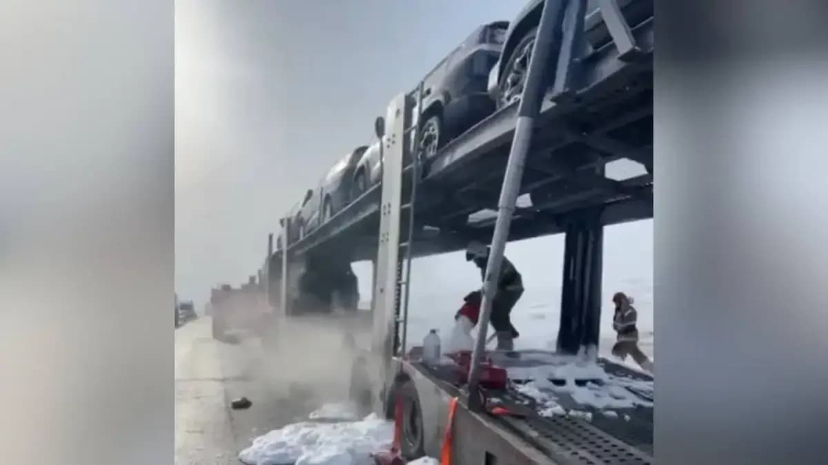 Жамбыл облысындағы тас жолда 8 көлік тиеген автовоз өртеніп кетті