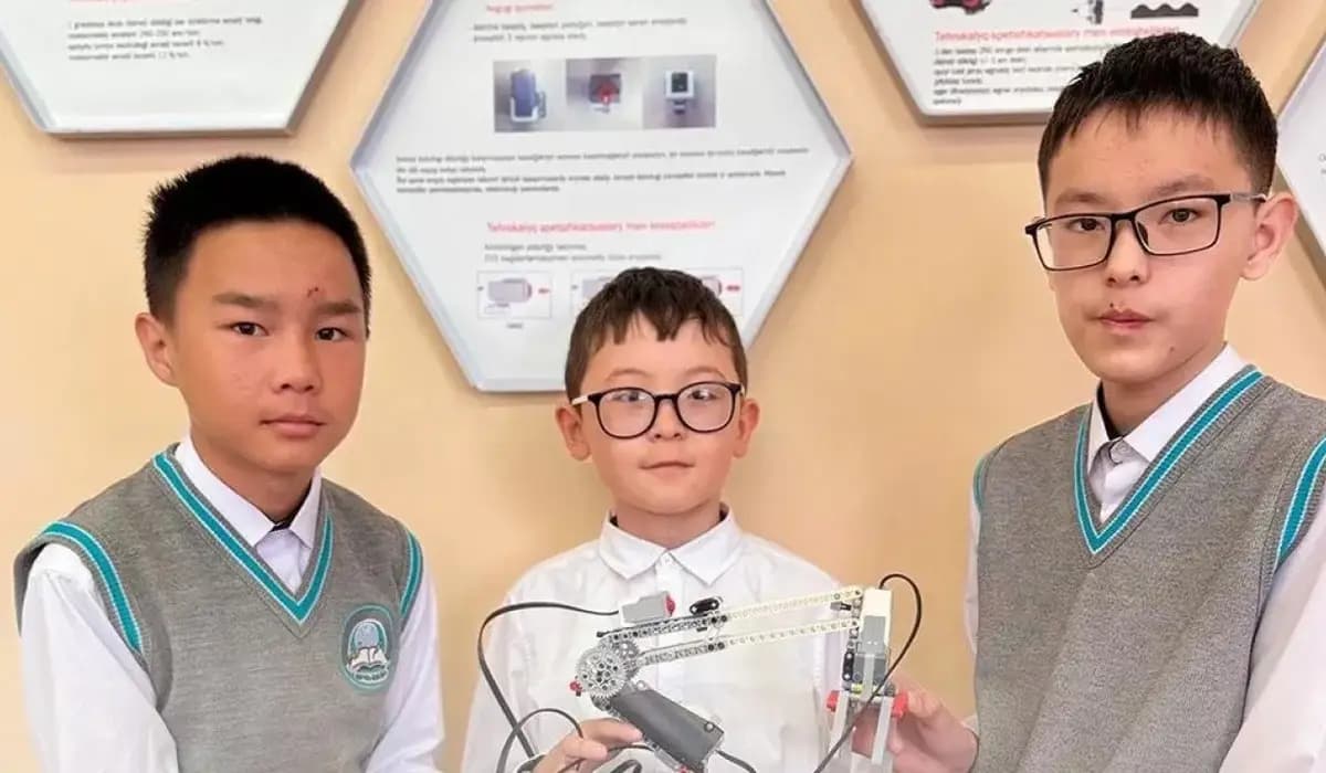 Абай облысында үш оқушы су арналарындағы қоқысты тазалайтын робот ойлап тапқан