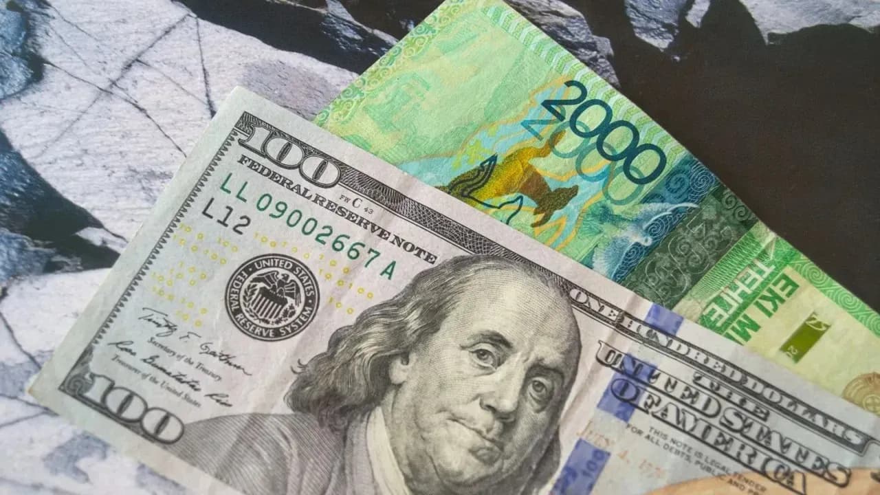 Теңге қысымда: Ұлттық валютаға не әсер етуде және курс неге құбылуда?
