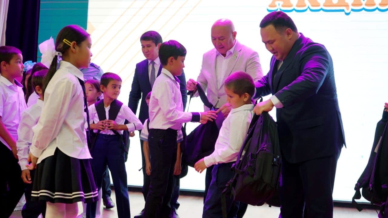 Түркістанда «Мектепке жол» акциясы аясында 500-ден астам бала қолдауға ие болды