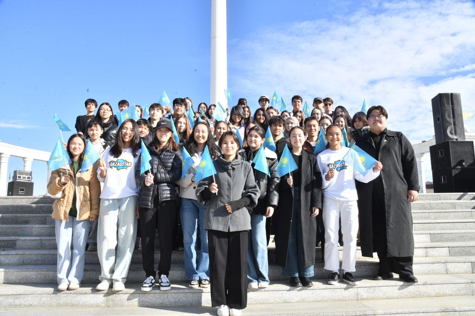 Атырауда Республика күніне орай Мемлекеттік Ту көтеру рәсіміне 600-ден аса тұрғын қатысты