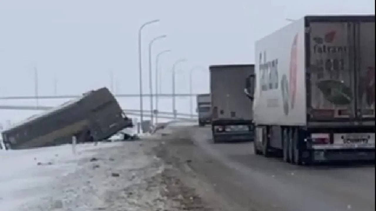 Қызылордада автобус жолдан шықты: Ішінде баласы бар 47 қырғыз азаматы болған