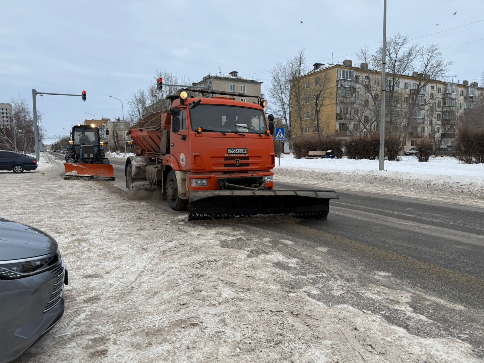 18 техника, 37 жұмысшы: Степногорск қаласынан шамамен 50 мың текше метр қар шығарылды