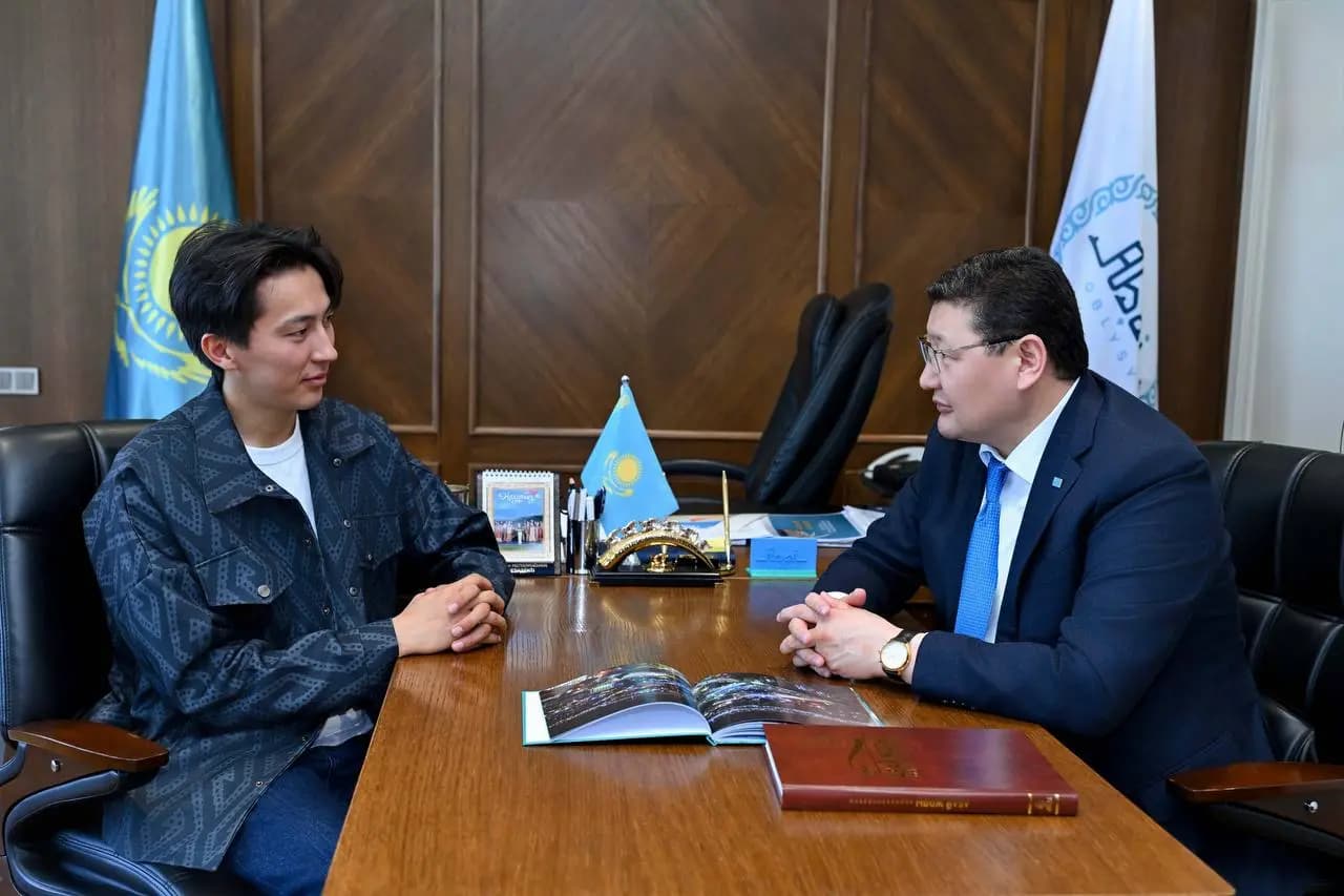 Берік Уәли саяхатшы блогер Дастан Мұхамедрахыммен кездесті