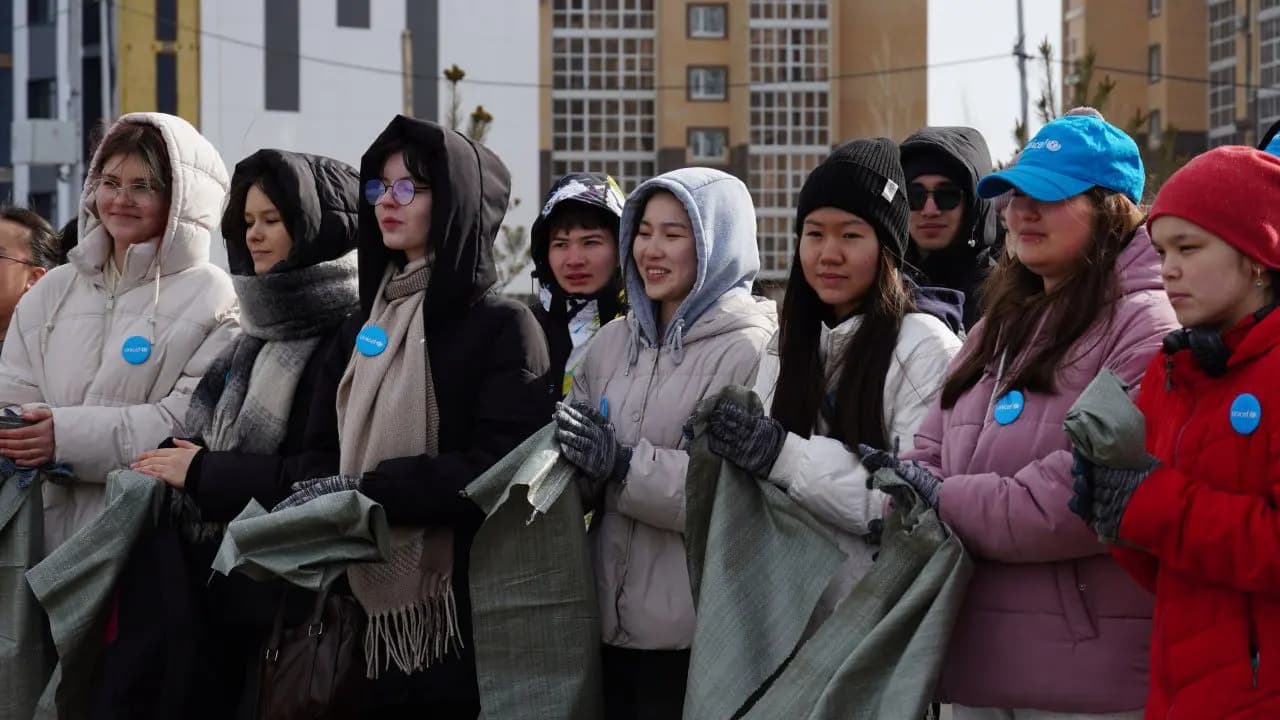 Тазару күні: Көкшетау тұрғындары мерекеден кейін қаланы бірге тазалады