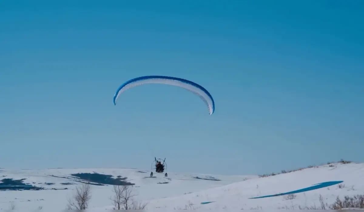 Экстремал на параплане прибыл проголосовать на референдуме в Усть-Каменогорске