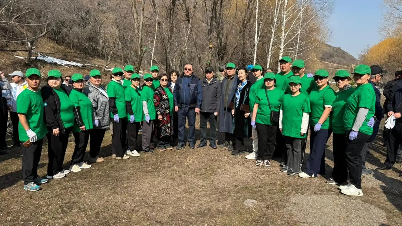 «Мөлдір бұлақ» акциясы: Алматы облысының әкімі Марат Сұлтанғазиев жастармен бірге ағаш отырғызды
