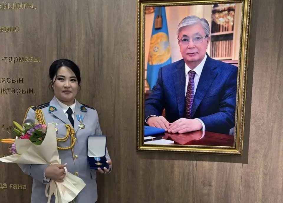 Президент страны наградил полицейскую из ВКО за спасение семьи