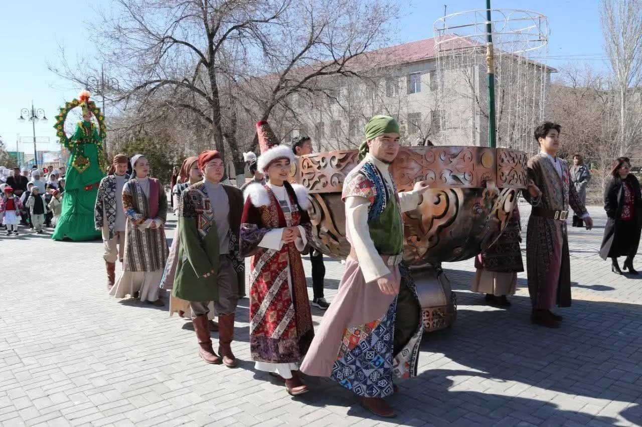 Қызылорда көшелері ұлттық киімге оранды: мыңға жуық адам шеруге шықты