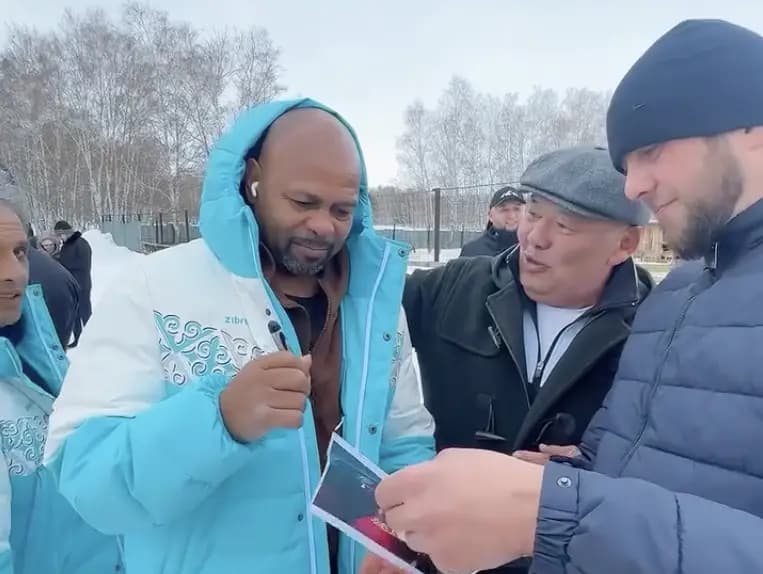 Әйгілі боксшы Рой Джонс Ақмола облысының табиғатына қызығушылық танытты (ВИДЕО)