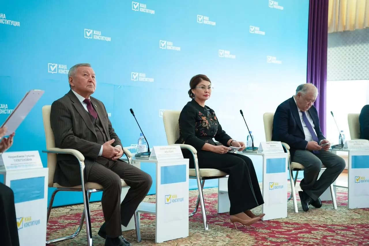 В Сатпаеве учителя обсудили проект Новой Конституции и высказались в поддержку референдума