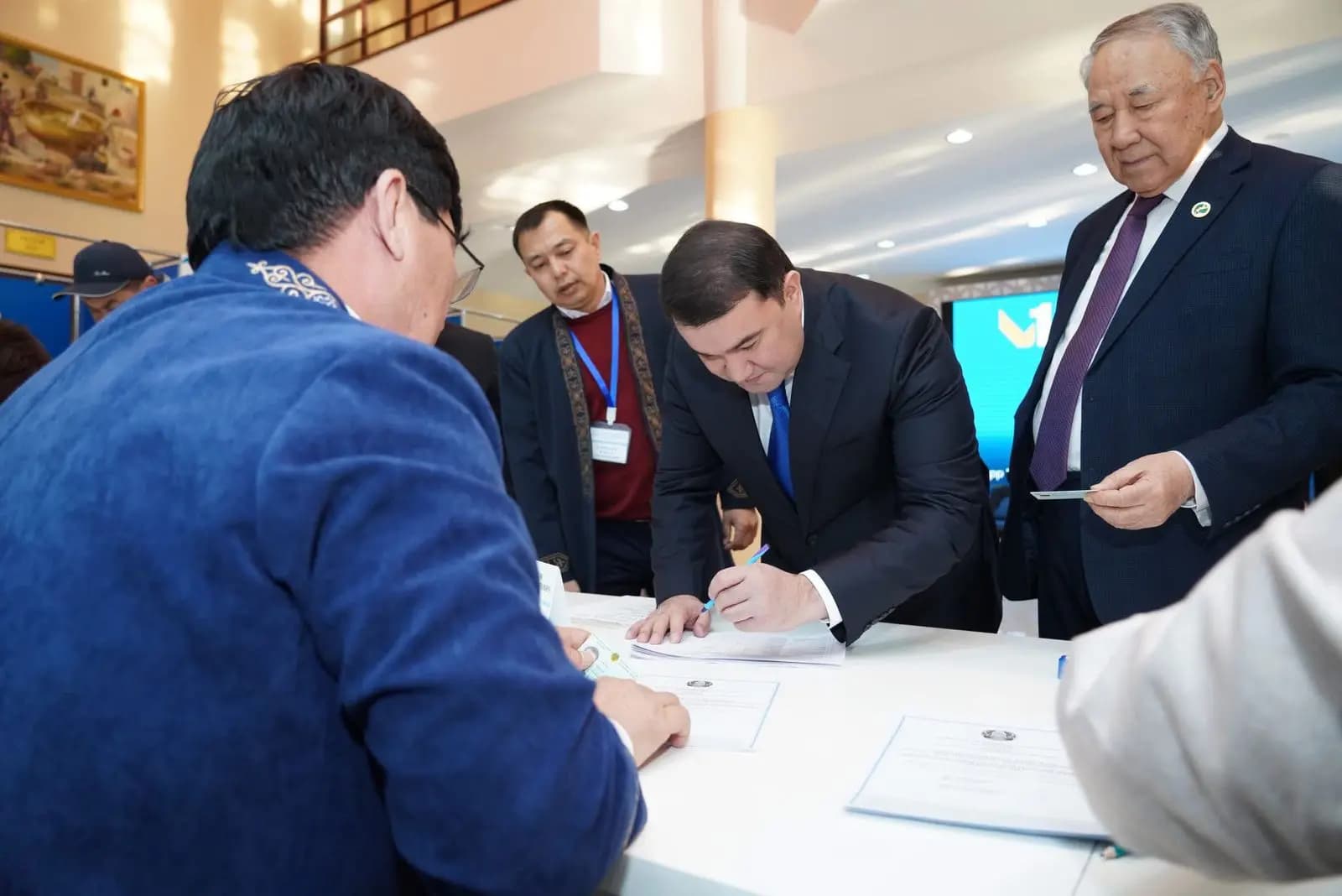 Түркістан облысының әкімі Нұралхан Көшеров референдумда дауыс берді